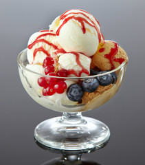 Ice cream with fresh berries