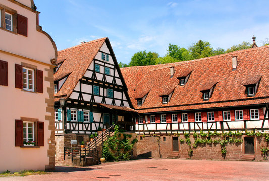 Mittelalterlicher Dorfplatz mit Fachwerkh&auml;usern