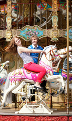 Cheerful young couple enjyong their ride on merry-go-round © Ekaterina Pokrovsky