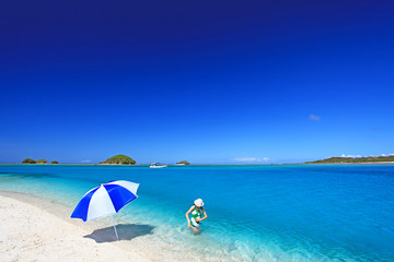 伊平屋のビーチで海水浴を楽しむ女性