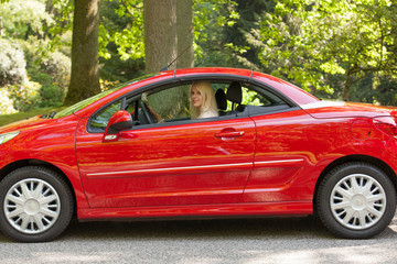Fototapeta na wymiar Das junge Mädchen mit dem roten Auto