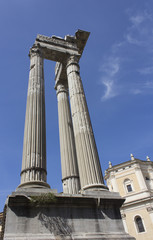 Fototapeta na wymiar trzy kolumny korynckie świątyni Apollina