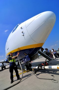 Abfertigung Flughafen bei Tag