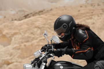 Fototapeta na wymiar Motocyklista w pustyni