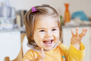 bambina che gioca con le mani
