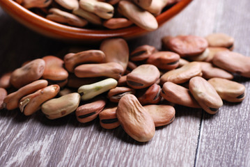 fave secche su tavola di legno - uno