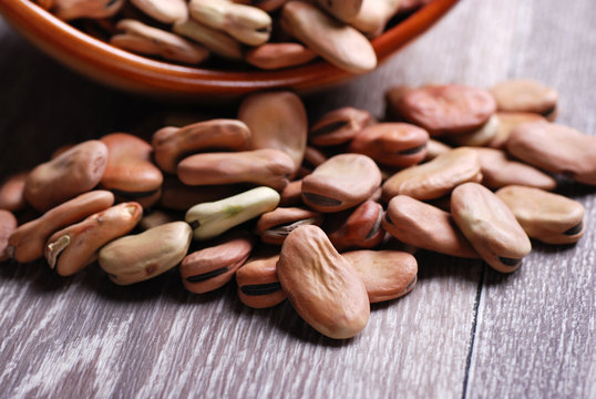 fave secche su tavola di legno - uno