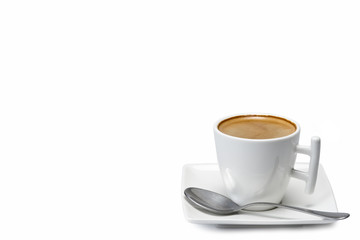 Café en moderna taza de diseño aislado en fondo blanco.