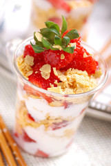cranachan alla fragola, tipico dessert scozzese - uno