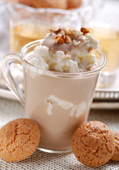 dessert alla crema di caffè con panna e nocciole