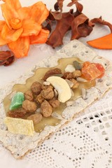 cracker integrale con miele e  frutta secca