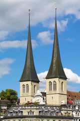 Fototapeta na wymiar Bli¼niacze wieże kościoła św Leodegar, Lucerna