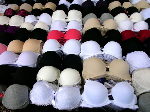 BH und B&uuml;stenhalter in jeder Farbe und K&ouml;rbchengr&ouml;&szlig;e auf einem Wochenmarkt und Basar im Stadtteil Erenk&ouml;y in Sahrayicedit in Istanbul am Bosporus in der T&uuml;rkei