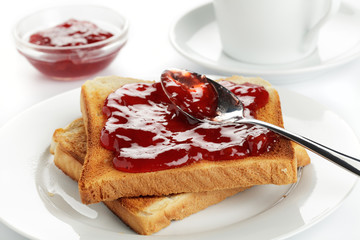 Toast mit Erdbeerkonfitüre