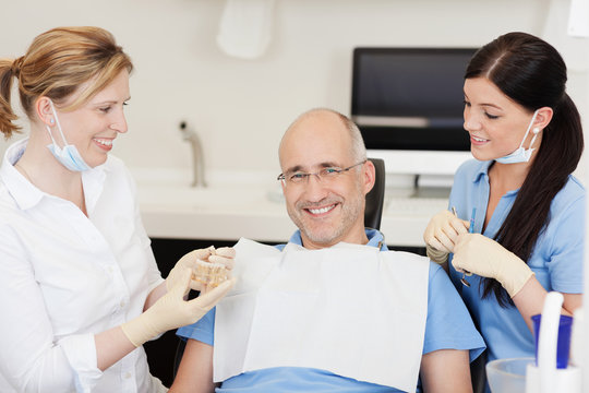 zufriedener patient beim zahnarzt