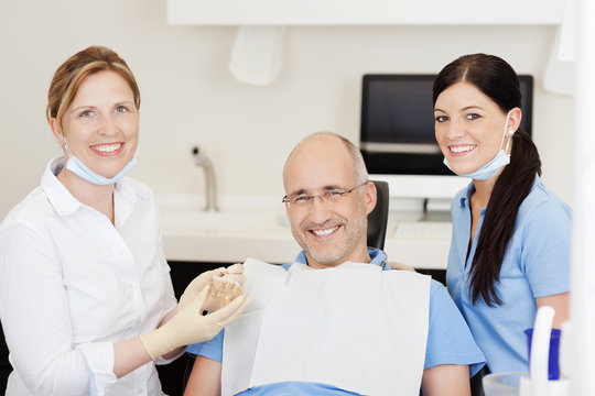 lächelnder patient beim zahnarzt