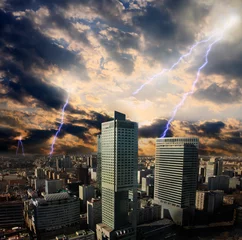 Photo sur Plexiglas Orage Tempête d& 39 apocalypse dans la ville de Varsovie