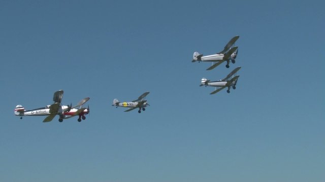 vid&eacute;o patrouille de biplans