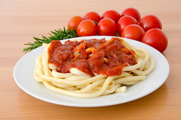 Makkaroni mit Tomatensoße