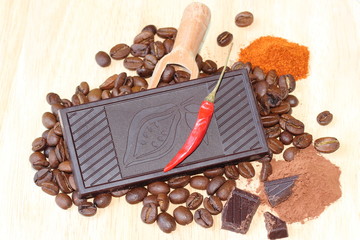 Schokoladentafel auf Kaffeebohnen mit Chilischote