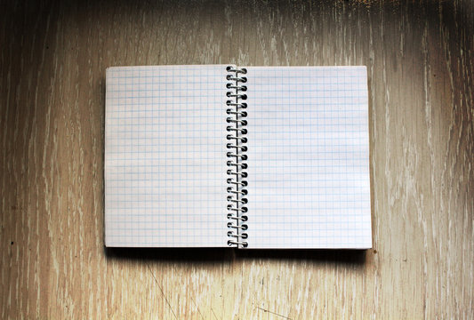 Cuaderno de cuadros abierto