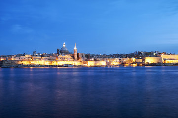 Fototapeta na wymiar Valletta by night