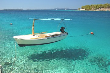 Łódka w zatoce na wyspie Brać, Chorwacja - obrazy, fototapety, plakaty