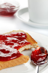 Toast mit Erdbeerkonfitüre