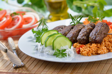 Hackfleischröllchen auf Spieß mit Zaziki