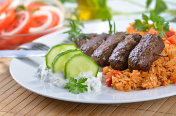 Hackfleischspieß mit Paprikareis und Tsatsiki