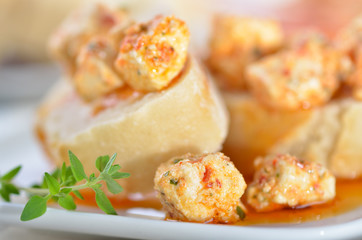 Baguette mit gewürztem Feta