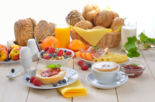 Gedeckter Fr&uuml;hst&uuml;ckstisch