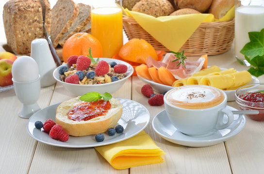 Buntes Fr&uuml;hst&uuml;ck mit Cappuccino