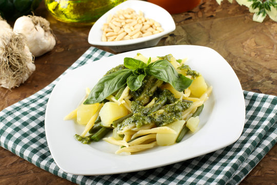 Pasta with pesto, green beans and potatoes