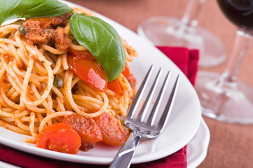 Spaghetti with tuna, cherry tomatoes and capers.