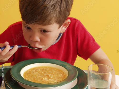 Imagenes Niños Almorzando | quot ni 241 o comiendo sopa con fideos ni 241 o almorzando quot fotos de Imagenes Niños Almorzando | quot ni 241 o comiendo sopa con fideos ni 241 o almorzando quot fotos de