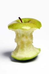 Manzana verde mordida.