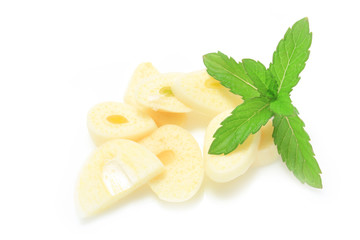 Ail et feuille de menthe