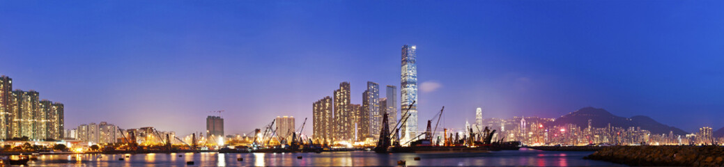 Fototapeta na wymiar Hong Kong Skyline w nocy widok wybrzeża