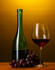 Obraz premium Composition of wine bottle and wineglass