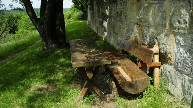 Parkbank an Klostermauer