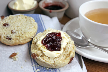 scone mit clotted cream und konfitüre