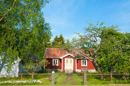 Typisch rotes Holzhaus auf der Insel Öland, Schweden
