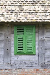 Fototapeta na wymiar Okna starego domku dębowego