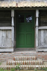 Fototapeta na wymiar Wejście do starego domku dębowego
