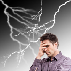 Verzweifelter Mann im Gewitter