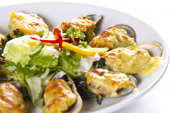 mussel with cheese, Baked mussels with cheese and garlic