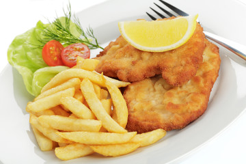 Schweineschnitzel Wiener Art mit Pommes frites
