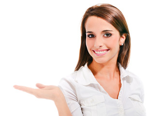 femme qui présente quelque chose avec sa main