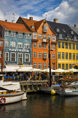 Fototapeta na wymiar Boats and colorful buildings on Nyhavn